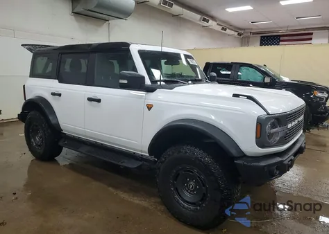 2025 Ford Bronco Badlands z USA, uszkodzony, nr VIN 1FMEE9BH2SLB68329